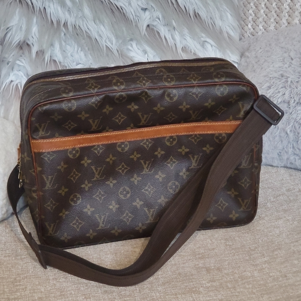 LOUIS VUITTON Monogram Reporter GM Shoulder Bag..Authentic..